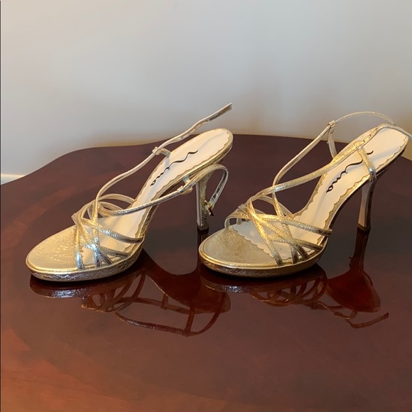 Nina NIB Platinum high heels - Picture 4 of 7